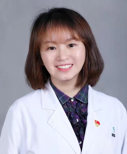 穿著白襯衫描述已自動(dòng)生成